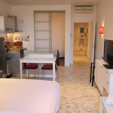 Happyfew Eros Apartman *